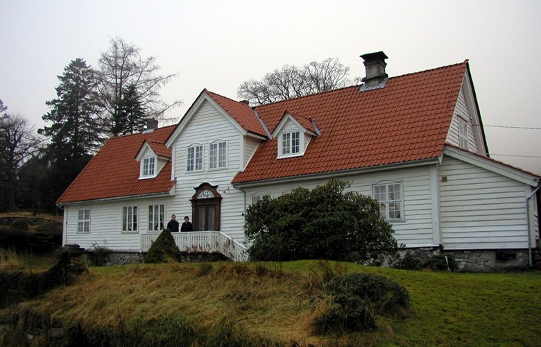 Futegarden på Alvera slik den er i dag i restaurert stand. På verandaen står dagens eigarar Margit og Bjørn Landås.
