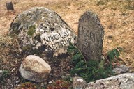Gravstaden til kunstnaren Nikolai Astrup (1880-1928) og kona Engel Astrup, fødd Sunde, (1892-1966) på kyrkjegarden ved Ålhus kyrkje.