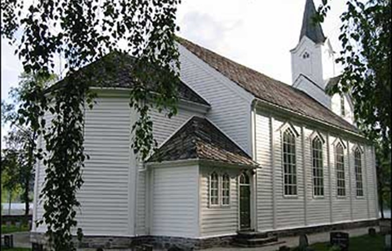 Det var strid om plaseringa då dei skulle byggje ny kyrkje for indre Jølster på 1870-talet. Men det enda med at ho vart plassert på Helgheim, same staden som den gamle kyrkja stod på.
