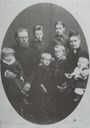 Familien Kloumann: Hans Henrik Gerhard (1848-1891),  Regina Augusta Emilia Uchermann (f. 1850), borna Anna (f. 1875), Carsten Vilhelm Anker (f. 1876), Sverre (f. 1881), Finn (f. 1882), Halvdan (f. 1886)  og Toralf (f. 1890).
