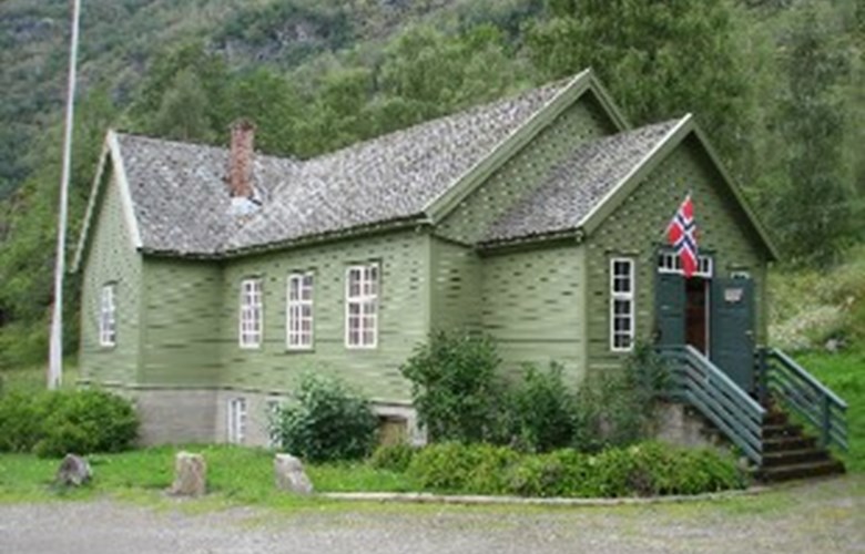 <p>Rimskjold ungdomshus sommaren 2010 med opne d&oslash;rer inn til veghistorisk utstilling.&nbsp;</p>