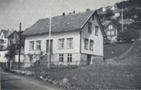 <p>Bedehuset som huset til Selje Sparebank. Huset stod ferdig i 1905.&nbsp;</p>