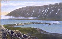 <p>Isafjord. &rdquo;Den ligg ved ein fjordarm som stikk seg inn millom h&oslash;ge, bratte fjell i s&oslash;r fraa Isafjorddjup&rdquo;, skriv Taklo. &rdquo;Byen er bygd paa ei flat eyr, som gjeng burt i fjorden fraa vestre sida.&rdquo;&nbsp;</p>