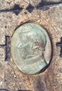 <p>Medaljong p&aring; minnesteinen over eidsvollmannen Ole Elias Holck. Han er laga av modell&oslash;r Torvald Olsen, Bergen, etter eit silhuettbilete av generalmajor Holck.&nbsp;</p>
