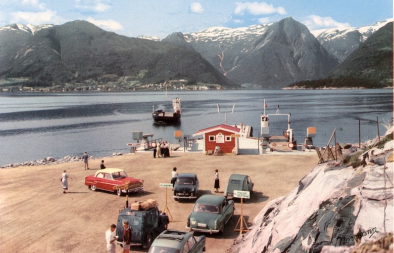 <p>Postkort fr&aring; 1957.  Det viser to ferjer. &rdquo;Leif 1&rdquo; ligg til kai p&aring; Dragsvik-plassen. &rdquo;Sogn&rdquo; er p&aring; veg inn til Vangsnes-plassen. Fylkesbaatane overtok &rdquo;Sogn&rdquo; i juli 1956. Ho gjekk i sambandet Balestrand-Vangsnes - Grinde (Leikanger) til utp&aring; hausten d&aring; ferjekaiane var ferdige. Sommaren 1957 fekk &rdquo;Sogn&rdquo; vanskar med den eine maskinen og m&aring;tte g&aring; med redusert fart. Fylkesbaatane sette inn leigeferja &rdquo;Leif 1&rdquo;. &nbsp;</p>