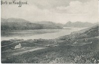 <p>Kv&aelig;fjord i Troms, rundt 1910. Bremnes ligg eit stykke utover i fjorden. Postkort i arkivet etter Anna Navelsaker.</p>