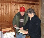 <p>Bedehus historie i gamle papir, her &rdquo;oppdaga&rdquo; p&aring; loftet i Skifjord bedehus, 29. oktober 2010. Spennande, tykkjer Haldor Bj&oslash;rnestad og Astrid Waage.</p>
