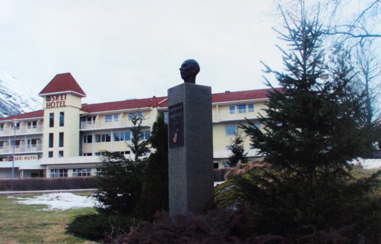 Minnesmerket over Anders Skei står i utkanten av den opne plassen framfor Skei Hotell.