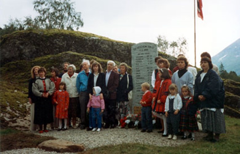 Frå minnehøgtida 12. august 1993. Her er etterkomarar etter Kolbein Heggheim samla ved minnesteinen.