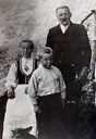 Bonde, smed og vegbyggjar Per Andersson Sægrov (1875 til 1951) og kona Johanne Andrea Knutsdotter, fødd Myklebust (1869 til 1958), fotograferte saman med sonen Anders ca 1920.