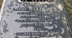 <p>Sk&aring;sheim skreiv i 1956 at folk i Lavik kunne minnast at lensmann Ellingsen las opp kunngjeringar fr&aring; Tinghaugen. Han stod d&aring; p&aring; ei gammal eikerot. Det veks eikeskog i omr&aring;det der Tinghaugen er lokalisert. Lensmann Ellingsen vart gravlagd i Lavik. P&aring; gravminnet kan me lesa: &rdquo;Lensmand Lasse Ellingsen, f&oslash;dt paa Grinde i Gulen, den 9de Oktober 1825, d&oslash;d paa Strand i Lavig, den 27de juni 1905.&rdquo;</p>
