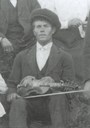 Ola Fauske som spelemann i eit bryllaup på Kråkeneset ved Førdefjorden i 1917. 
