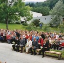 <p>Fr&aring; kongebes&oslash;ket 11. juni 2002. Til venstre for kongeparet politimeister Kjell Ese og fylkesmann Oddvar Fl&aelig;te, til h&oslash;gre ordf&oslash;rar Harry Mowatt.<br />
&nbsp;</p>