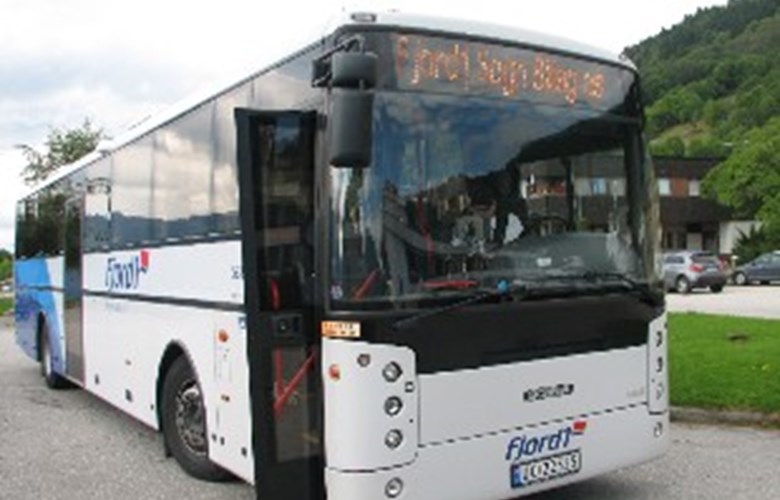 <p>Fjord1 Sogn Billag-buss p&aring; stoppestad Leikanger (Hanehaug).&nbsp;</p>