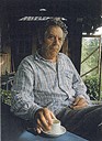 <p>Kunstnar, l&aelig;rar og filosof Nils Bruland (1922-2000), i heimen sin i J&oslash;lster 1996.</p>