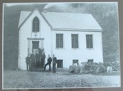<p>Ljosheim har fleire historiske fotografi og gjenstandar. Eitt bilete viser Ljosheim slik det s&aring;g ut d&aring; huset vart bygt i 1924 som bedehus.</p>