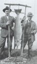 Laksefiskaren William H. Singer saman med klepparen og fiskekameraten Ola Rysdal.
