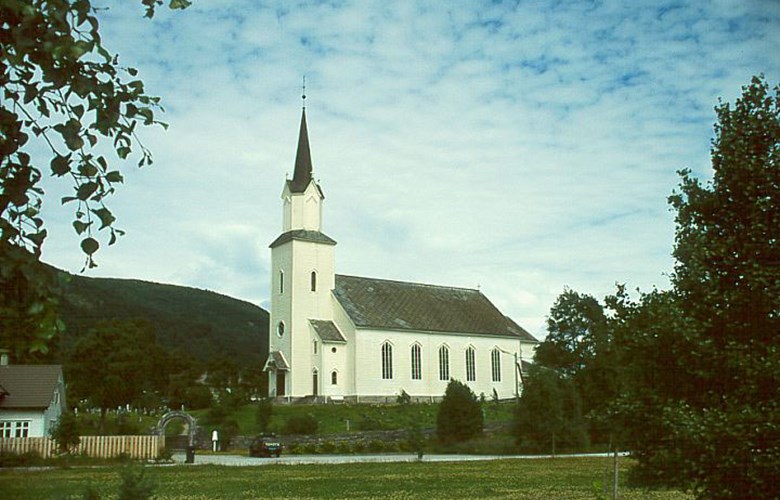 Naustdal kyrkje ser staseleg ut, men er samstundes ganske enkel i utforminga. Kyrkja, som er den største i Sunnfjord, har fått tilnamnet Sunnfjordkatedralen.
