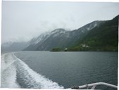 <p>Simlenes ligg ytst i Aurlandsfjorden, p&aring; vestsida her sett fr&aring; ekspressb&aring;ten &rdquo;Fjordtroll&rdquo; p&aring; veg ut (nord) Aurlandsfjorden.</p>