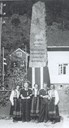 Frå avdukinga 17. mai 1947. Frå venstre: Ingeborg Haugen, Per Hatlelid, Marta Dalsbotten, Sjur Dalsbotten og Hanna Dalsbotten.
