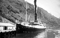 DS «Kong Sverre» til kai i Lærdal 1961 eller 1962. Båten var leigebåt for Fylkesbaatane somrane 1961 og 1962. Båten var bygd som kyrsruteskip i 1914 og hadde namnet «Stavanger I» i åra 1914-1949. Selt til opphogging 1963.