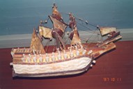 Skipet, som heng under taket i kyrkja, er ein modell av eit hollandsk krigsskip frå 1600-talet og skal vera ei gåve frå Sofie Jonsdotter Post.
