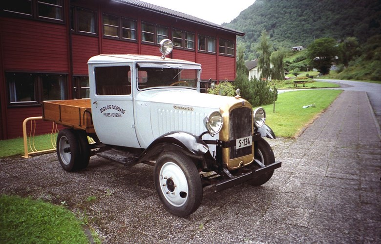 Her er den nyrestaurerte brøytebilen Eddie utanfor vegkontoret på Leikanger. Bilen var av typen Citroen C6G 1929-modell. Totalvekt fullt lasta var 3760 kg, og vekta var 1315 kg. Motoren hadde 45 HK ved 3000 omdreiingar i minuttet. Opphavleg hadde ikkje bilen lasteplan. Det vart sett på under restaureringsarbeidet.
 