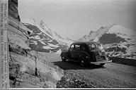 Etter at vegen vart utbetra i 1939 fekk bussar og lastebilar lov til å køyra. Her ser vi ein av bilane til Sogn Billag. Nokre ungdommar hadde óg arbeid med utbetringar av vegen på begge sider av fjellet i 1939. 
