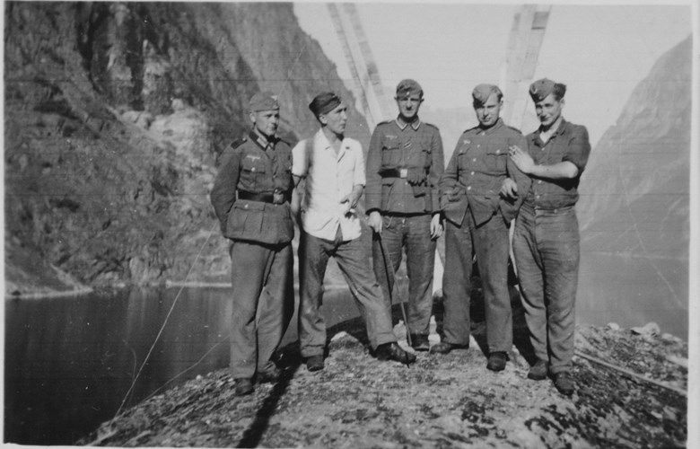 <p>Dette er tyske soldatar fr&aring; oppklaringsavdelinga AA169 i 69. Infanteridivisjon. Dei var stasjonert i ein lengre periode i Gudvangen, men hausten 1942 blei avdelinga overf&oslash;rt til austfronten der mange fall, eller hamna i sovjetisk krigsfangenskap.</p>
