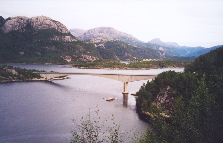 Norddalsfjordbrua var viktig for vegsambandet til Bremanger kommune, og ikkje minst viktig for industrisamfunnet Svelgen. Lenge måtte dei ta ferje mellom Haukå og Bjørnset.