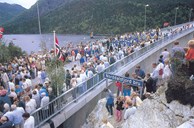 300 menneske var samla i godvêret for å vere med på opninga av Norddalsfjordbrua den 30. mai 1987. I bakgrunnen til venstre M/S "Atløy".