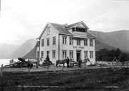 På 1700-talet og fram til midten av 1800-talet var det ein liten gjestgivarstad med to små hus på Grodåssanden. I 1865 tok O. Raftevoll over handelen og gjestgiveriet, og bygde opp Raftevolls hotell. I 1876 reiste L. P. Navelsaker eit nytt hotell, som vi ser her.

 