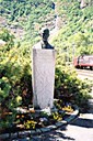 I 1910 vart Ingolf Elster Christensen (1872-1943) frå Førde fylkesmann i Sogn og Fjordane (Nordre Bergenhus Amt). Han var utdanna jurist. Få 1929-1940  var han fylkesmann i Oslo og Akershus. Christensen var ein forkjempar for Flåmsbana, og 30. mai 1956 vart statua av Christensen avduka i Flåm. 

 