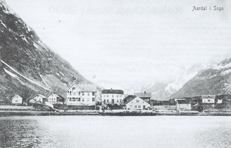Litt av strandlina på Årdalstangen kring 1910. Den store bygningen til venstre er nybygget til Klingenberg hotell frå 1900. Like til høgre for denne står den gamle hotellbygningen, der William C. Slingsby tok inn i 1872 og 1874.
