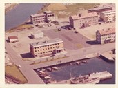 I 1963 var dei sentrale bygga på plass på Årdalstangen. Klingenberg hotell sitt nybygg ved småbåthamna, med Dahls hotell til høgre. Oppe til venstre ligg Årdal Rådhus. Nedre Årdal Samvirkelag sitt bygg ligg til venstre for <i>Bustadlaget Strandhjørna</i> sitt kombinerte bustad- og forretningsbygg. Bak desse ligg bygningen som i dag husar Indre Sogn sparebank.