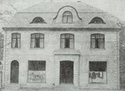 Ola S. Ørens Sønner AS sitt forretningsbygg i Farneshagen, Storevegen 26, vart teken i bruk i 1927.
