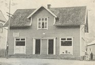I 1918 flytta Thomas Vetti landhandelen sin inn i nytt forretningsbygg i Farneshagen, Storevegen 28. Han hadde halde til i eit stabbur på Øyragarden frå han byrja med handel i 1898 og til han flytta hit.
