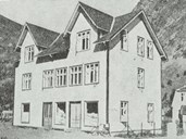 Offerdals Landhandel var det fyrste forretningsbygget som vart sett opp i Farneshagen. I 1914 flytta Andrina Offerdal landhandelen inn i desse lokala. I 1969 vart forretningen lagt ned.
