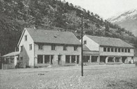 Øvre Årdal Samvirkelag sitt forretningsbygg på Farnes. Delen til venstre vart bygd i 1936 og var det fyrste lokalet laget eigde sjølv. I 1951 vart delen til høgre bygd til og var klart til bruk i 1952.
