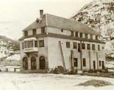 Bygningen som no er kjend som Årdalsstova vart bygd kring 1920. Ein mann ved namn Hegge starta då Aardal hotell her.
