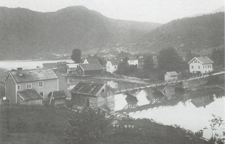 Tonning på slutten av 1800-talet. Brua over elva vart bygd i 1860, før den kom måtte folk skyssast over.
