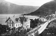 Hofslund Hotel var ofte utgangspunktet for reisande på 1800-talet. Staden var skysstasjon og vart hotell mot slutten av 1800-talet. Sogndal var mellom dei første stoppestadene for Fylkesbaatane sine dampskip frå 1858. Det var ein vanleg rundtur å stogga i Marifjøra eller Solvorn for så å ta landevegen til Sogndal. Derifrå gjekk det båt til Bergen eller inn Sognefjorden til nye turistattraksjonar, som til dømes Nærøyfjorden og opp Stalheimskleiva.

 