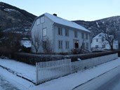 Øyregata 1, Stødnahuset, Lærdalsøyri (2013). Dette huset leigde fylkesmann Aubert i åra 1855-1860.