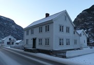 Dette huset har adresse Brattgjerde 27, Lærdal. Det ligg på Einemo, og var etter alt å døma huset fylkesmann Kastrup og fylkesmann Tostrup leigde i åra 1843 – 1846. 