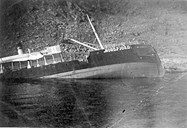 DS «Nordfjord» etter forliset 12. september 1940. Biletet viser skipsmerking i krigstid;  større bokstavar og markering midtskips, loddrett stripefelt i dei norske flagg-fargane.