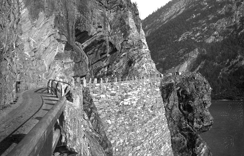Storemuren kallast eit av dei oppmura partia rundt 700 m frå Vassenden. Her ser vi den 40 m lange muren som er 22 m høg. Muren er mura over "eit gjel" i den bratte fjellsida. Årstalet 1887 er hogge inn. Muren er høg og solid. Den har overlevd tunnelbygginga og vegutbetringane. Storemuren og vegen ligg i dag på utsida av den store Breimsfjelltunnelen på 800 m som vart opna i 1978.