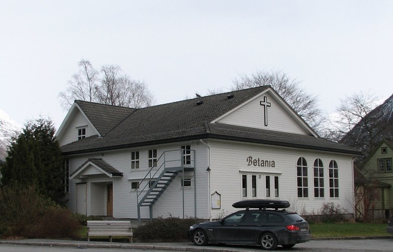 Bedehuset Betania i Stryn. Huset vart påbygt i 1992. 