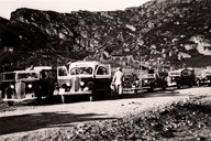 Då Sognefjellsvegen opna for rutetrafikk i 1939, gav det store inntekter. Ofte måtte det setjast inn ekstrabilar.  Det kunne vera opp til 50 reisande til Turtagrø. Det var tre turar i veka over Sognefjellet. Det var først og fremst fotturistar frå Bergen og Austlandet. Her ser vi rutevogner på turkøyring ved Turtagrø.

 