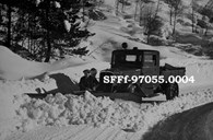 Snøbrøyting vart ei god inntektskjelde for Firda Billag. Brøytinga starta i 1927-28, då billaget for alvor satsa på å halda ruter om vinteren. Her ser vi snørydding over Langeland i 1940. 

 