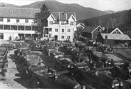 I 1922 vart vegen langs Strynevatnet ferdig, og det vart samanhengande veg på strekninga Hornindal-Stryn-Geiranger. "Overlandkøyringa" tok seg opp. Ruta var i regelen Øie (Norangsfjorden)-Grodås-Stryn-Strynefjellet-Geiranger. Konkurransen om køyringa var stor, med fem ulike selskap som fordelte køyringa mellom seg. Køyringa vart utført med personbilar fram til 1973, då bussane overtok. Biletet er teke sommaren 1936. På Raftevolds Hotel fekk dei kaffi og kaker, og etterpå fotograferte turistane Europas djupaste innsjø, Hornindalsvatnet, 514 djupt.

 